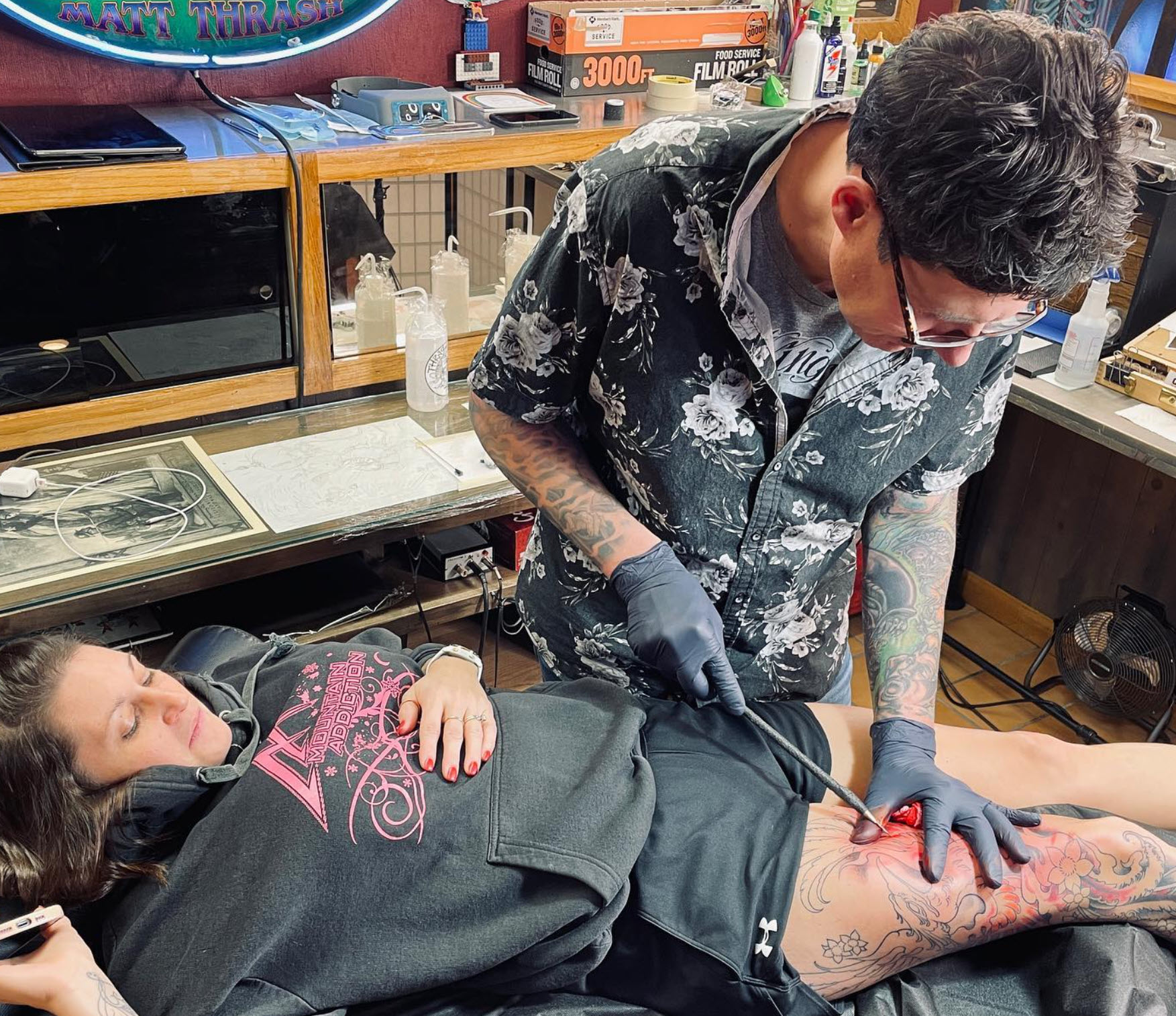 Matt Thrash tattooing a client
